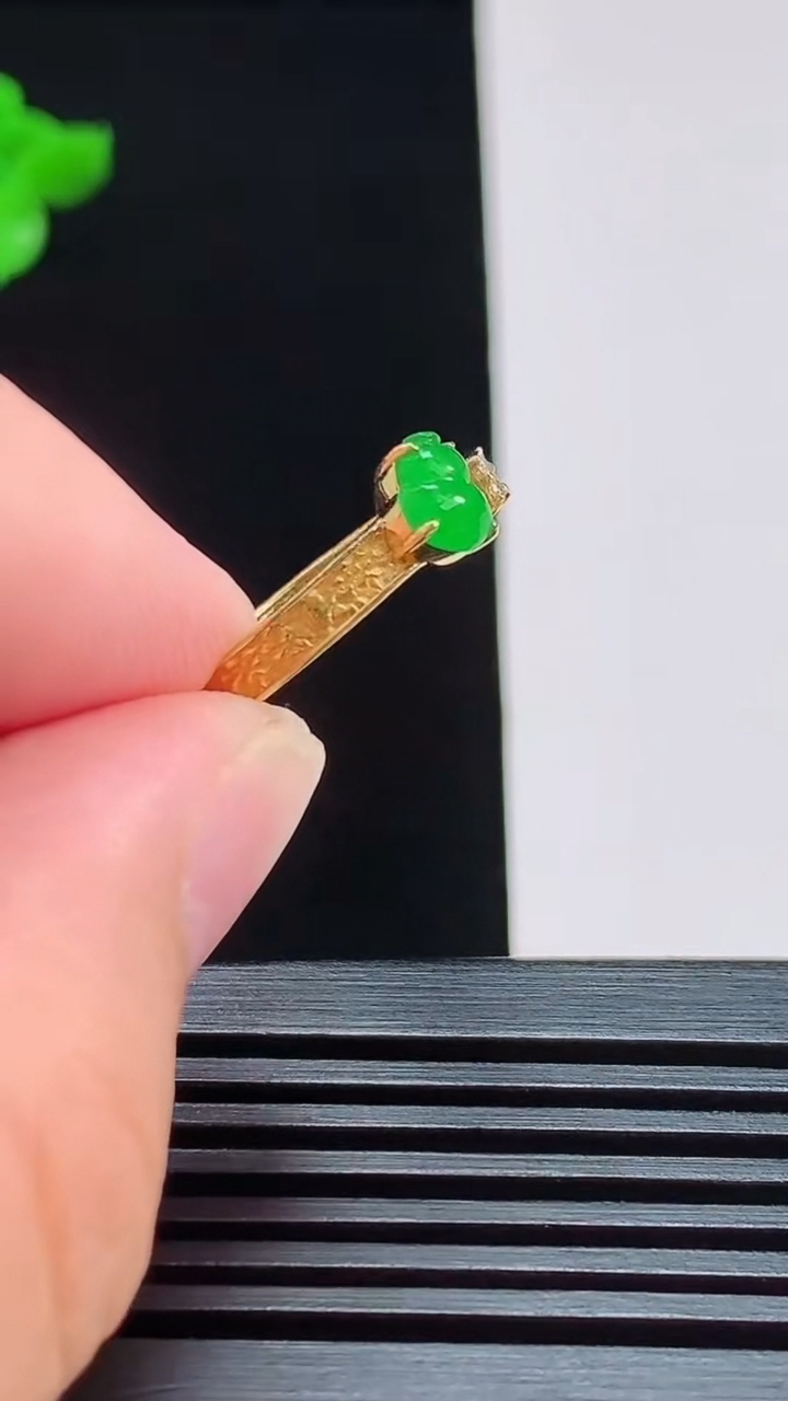 天然A货翡翠葫芦戒指，尺寸17.2-5.6-4.5-3.8 重量:1.45g2026年7月30日
工厂直销收藏佳品,种好水足，色泽均匀，有种有色，上手高大气！