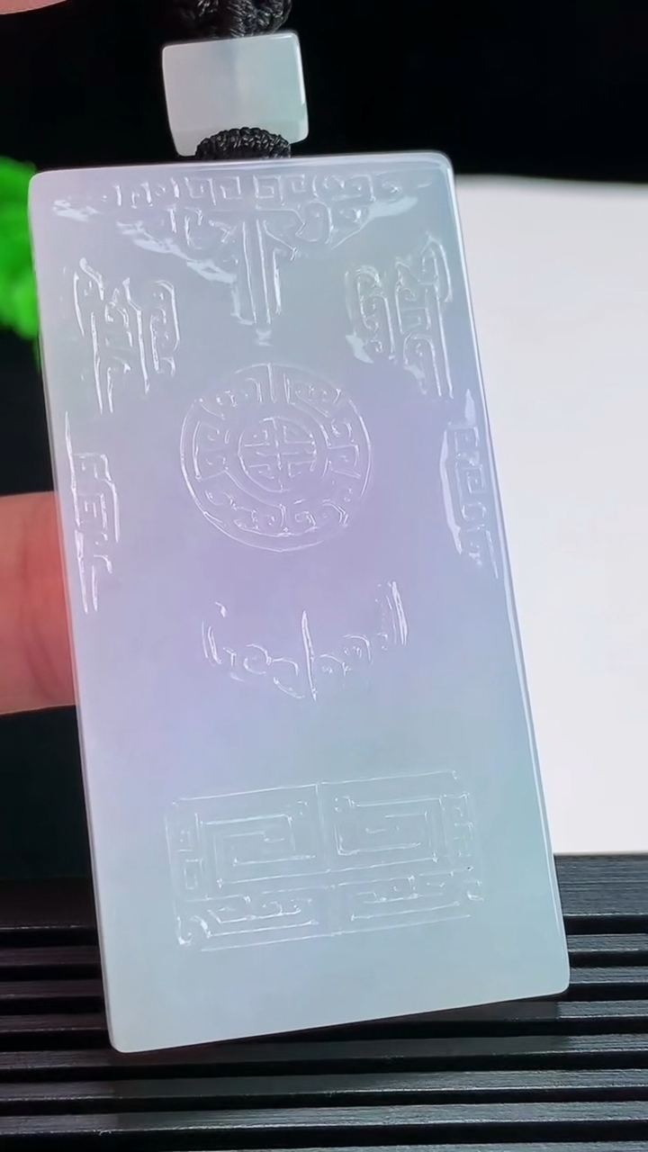 天然A货翡翠种紫罗兰仿古无事牌吊坠，尺寸56.6-29-5.6 重量:35.89g
7月30日