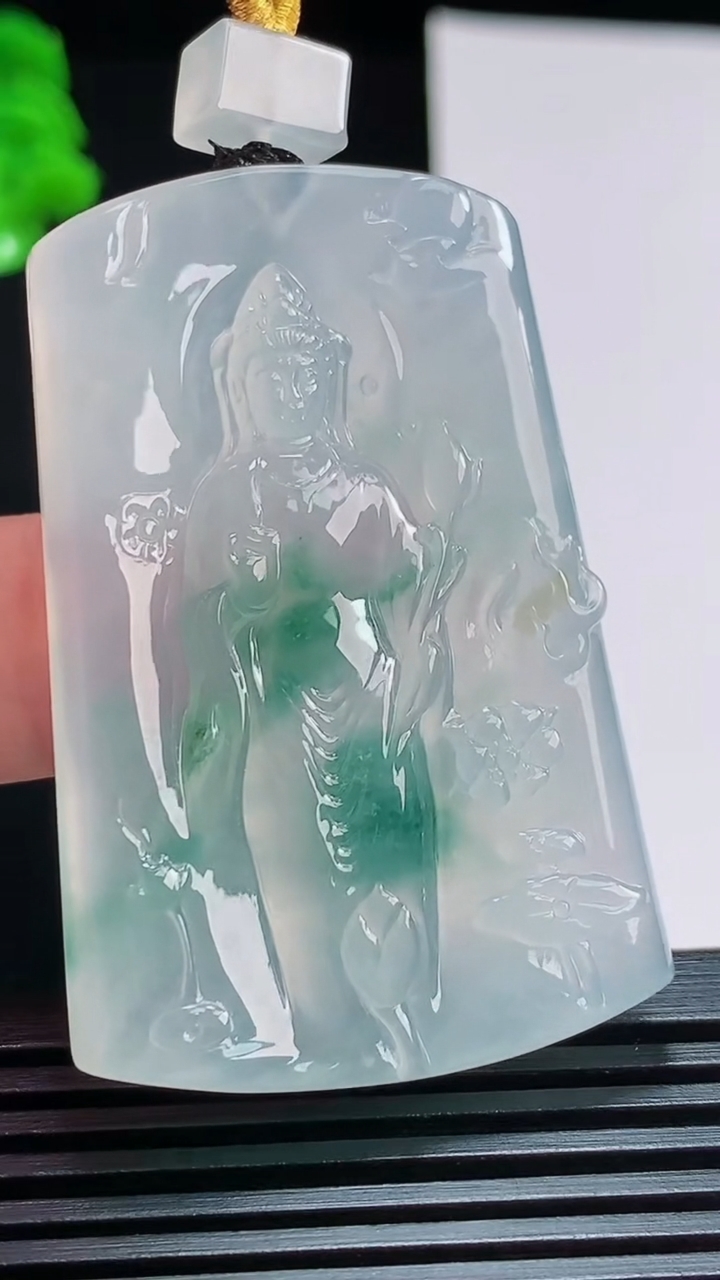 天然A货翡翠种飘花观音菩萨吊坠，尺寸50-32.8-5.2 重量:22.99g
7月30日