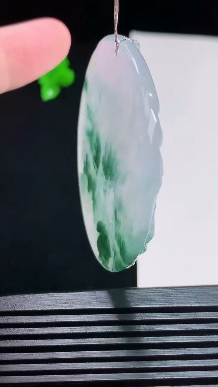 天然A货翡翠种飘花祥龙虚空藏菩萨吊坠，尺寸50-5 重量:27.30g
7月30日