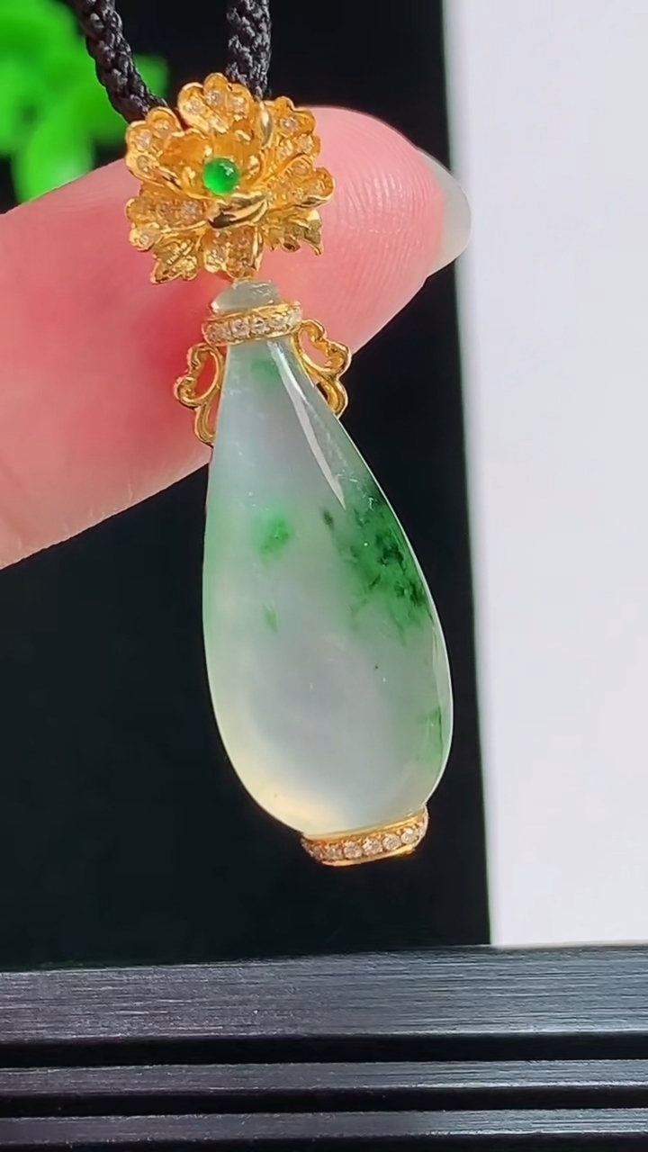 天然A货翡翠花瓶吊坠，尺寸35-10.5-5.2，裸石24.5-10 重量:3.54g
7月30日