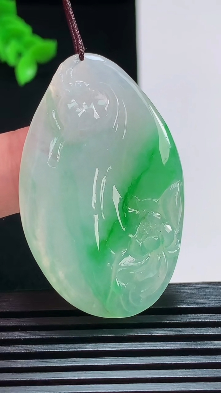 天然A货翡翠一路发 鹿牌吊坠，尺寸45.5-28-6 重量:15.19g
7月30日