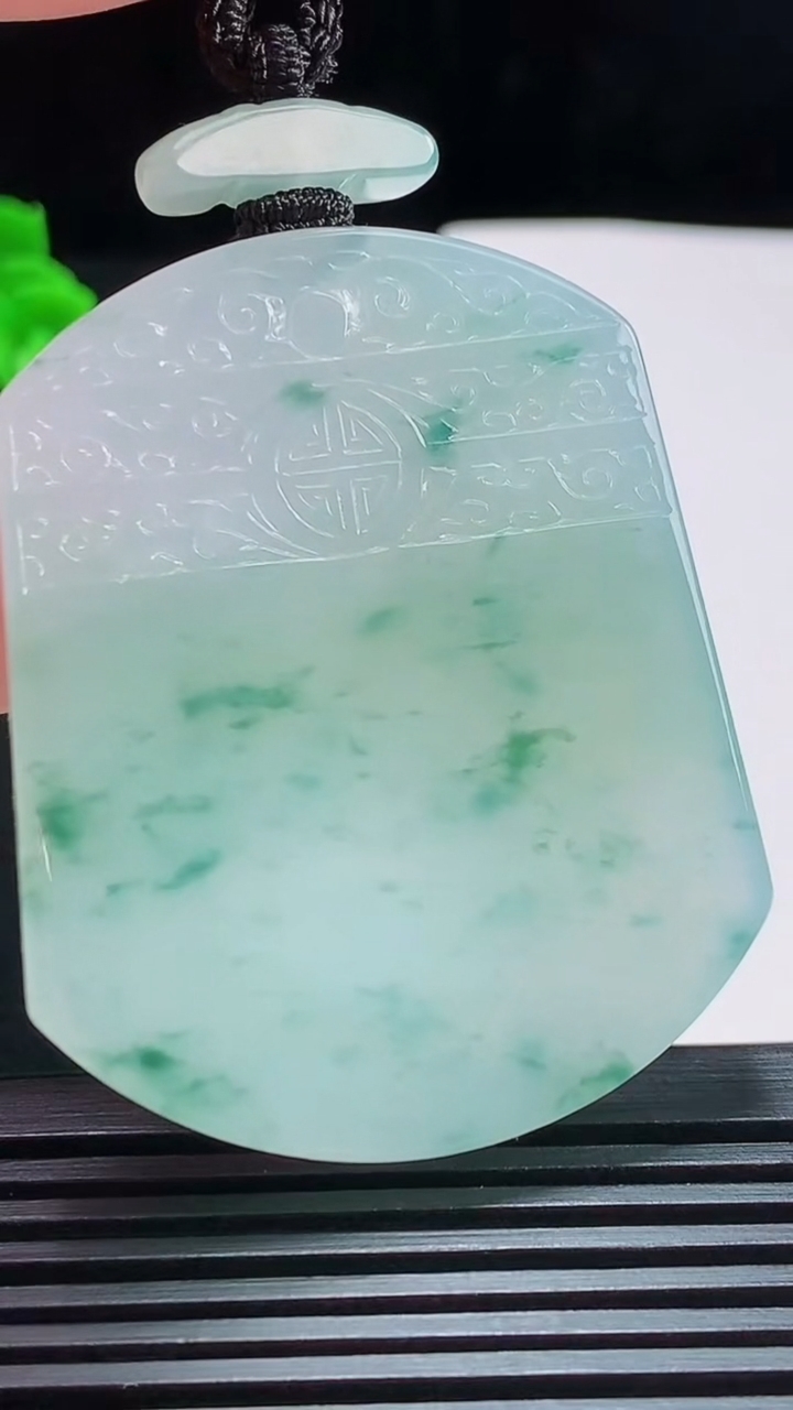 天然A货翡翠种飘花仿古无事牌吊坠，尺寸51-41.5-5.5 重量:37.97g
7月30日