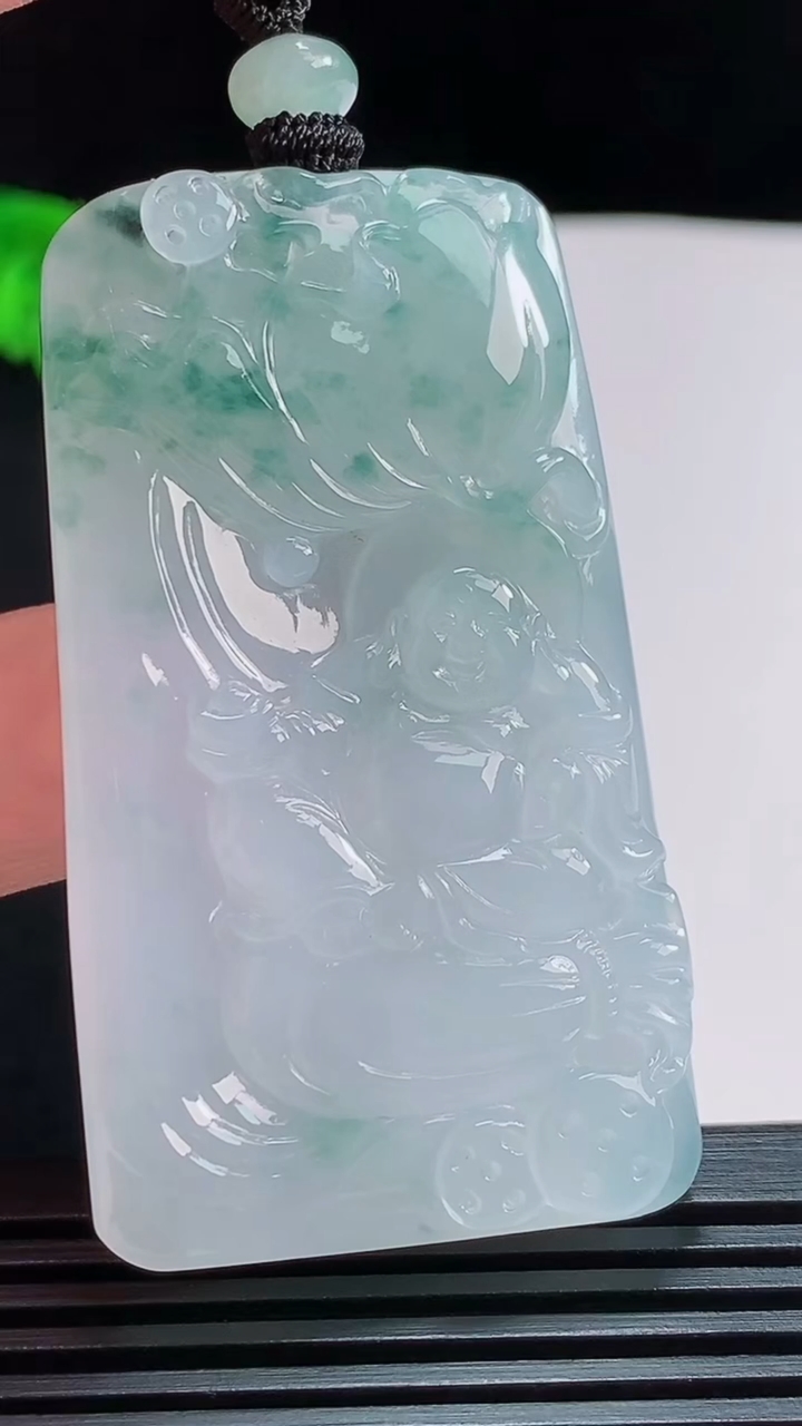 天然A货翡翠飘花逍遥佛吊坠，尺寸56-32-8 重量:38.66g
7月30日