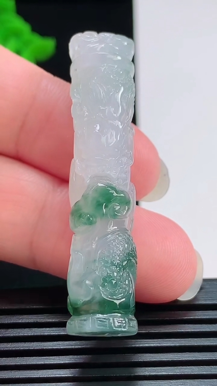 天然A货翡翠飘花龙柱吊坠，尺寸52-11.5 重量:14.07g
7月30日