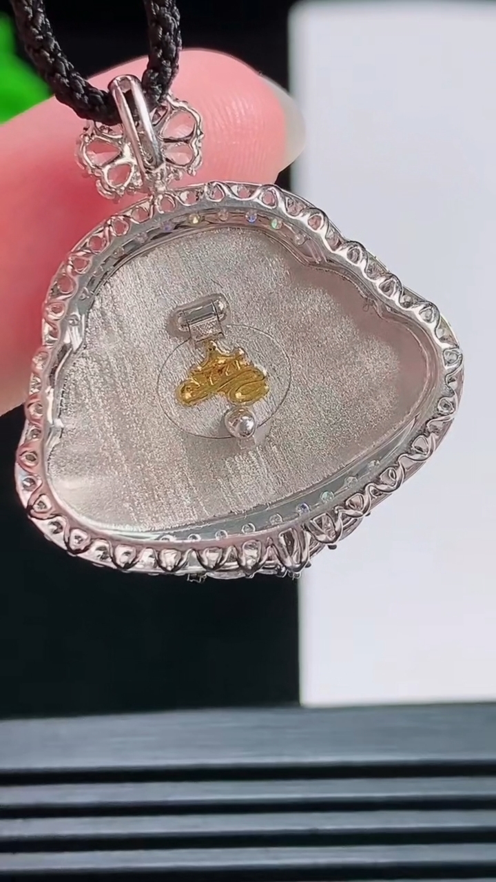 天然A货翡翠佛公吊坠，尺寸29.2-26-8，裸石16.6-23 重量:4.32g
7月30日