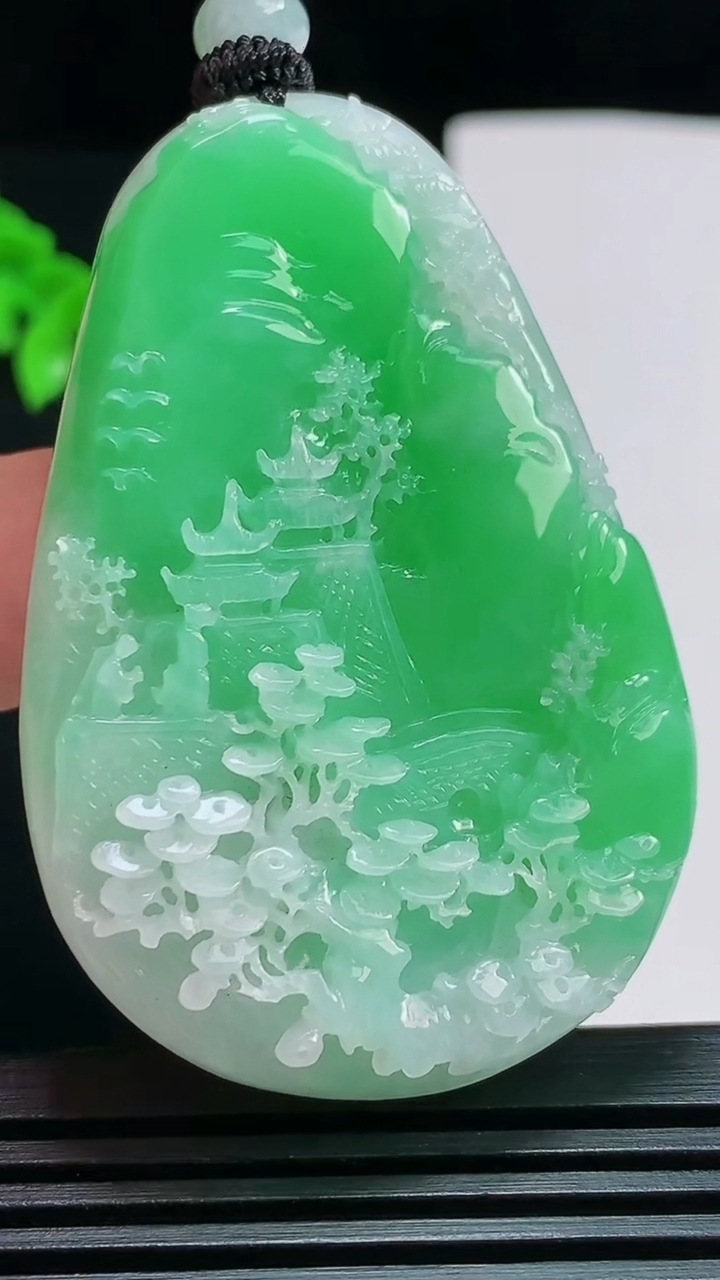 天然A货翡翠山水牌吊坠，尺寸56-38-8.6 重量:36.07g
7月30日