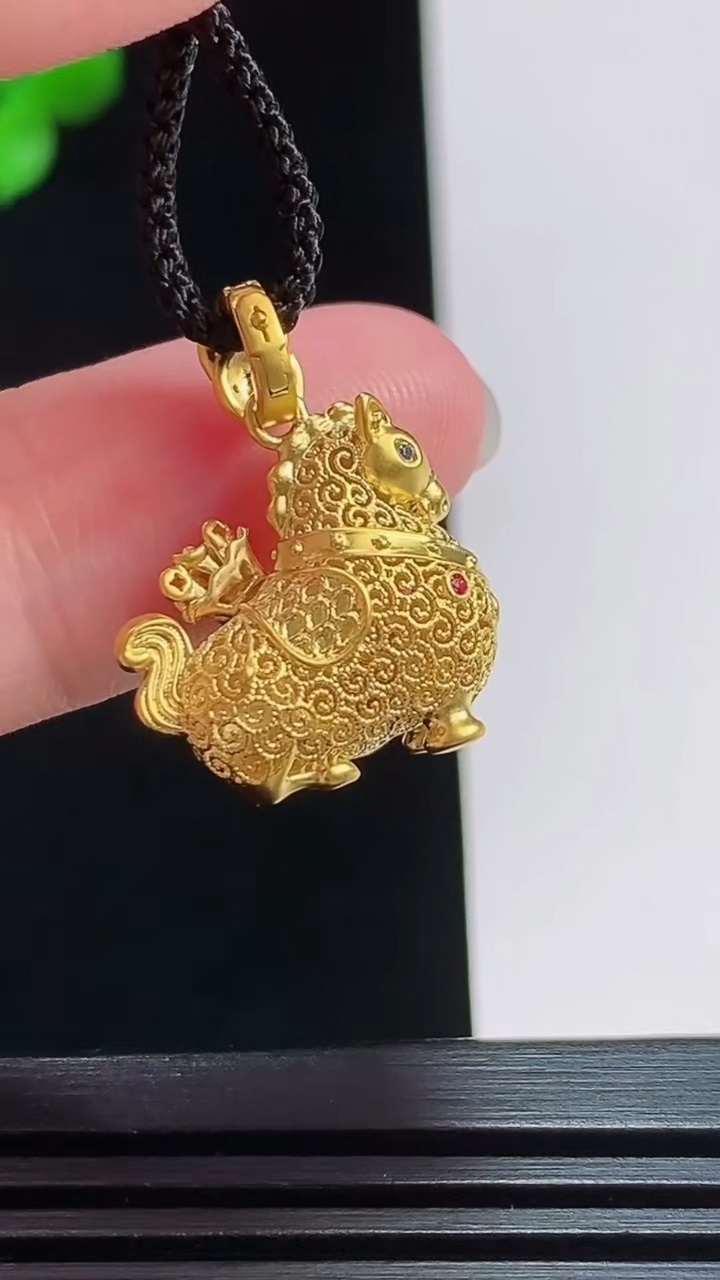 天然A货翡翠葫芦吊坠，尺寸18.5-17.2-11，裸石8-6.2 重量:4.34g
7月30日