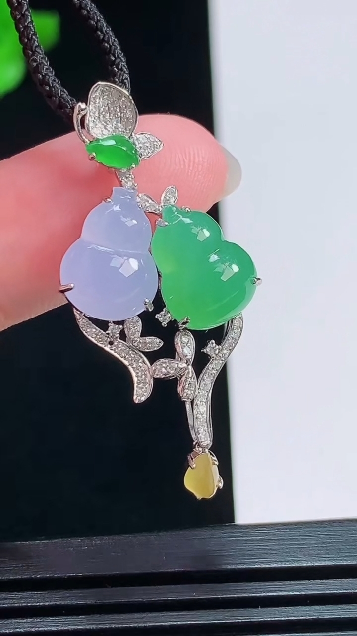 天然A货翡翠葫芦吊坠，尺寸38-16.6-6.2，裸石11-8.5，11.2-8.5 重量:3.29