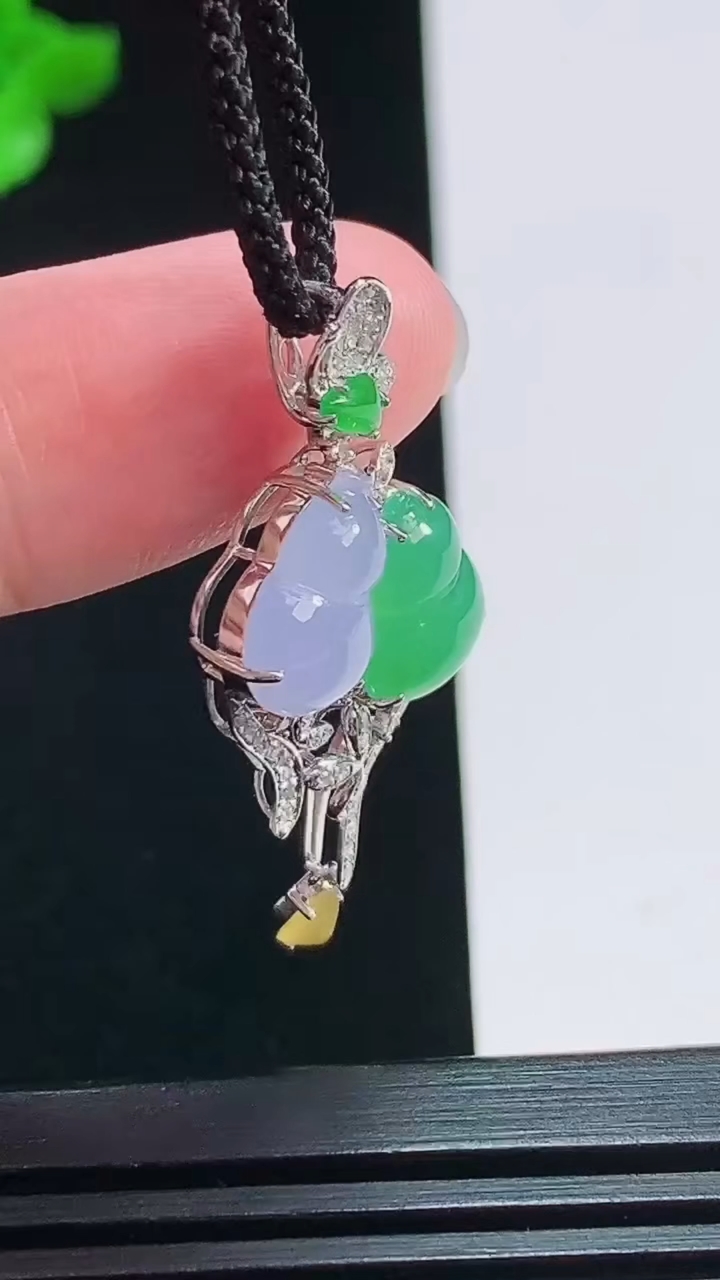天然A货翡翠葫芦吊坠，尺寸38-16.6-6.2，裸石11-8.5，11.2-8.5 重量:3.29g
7月30日，11.2-8.5 重量:3.29g