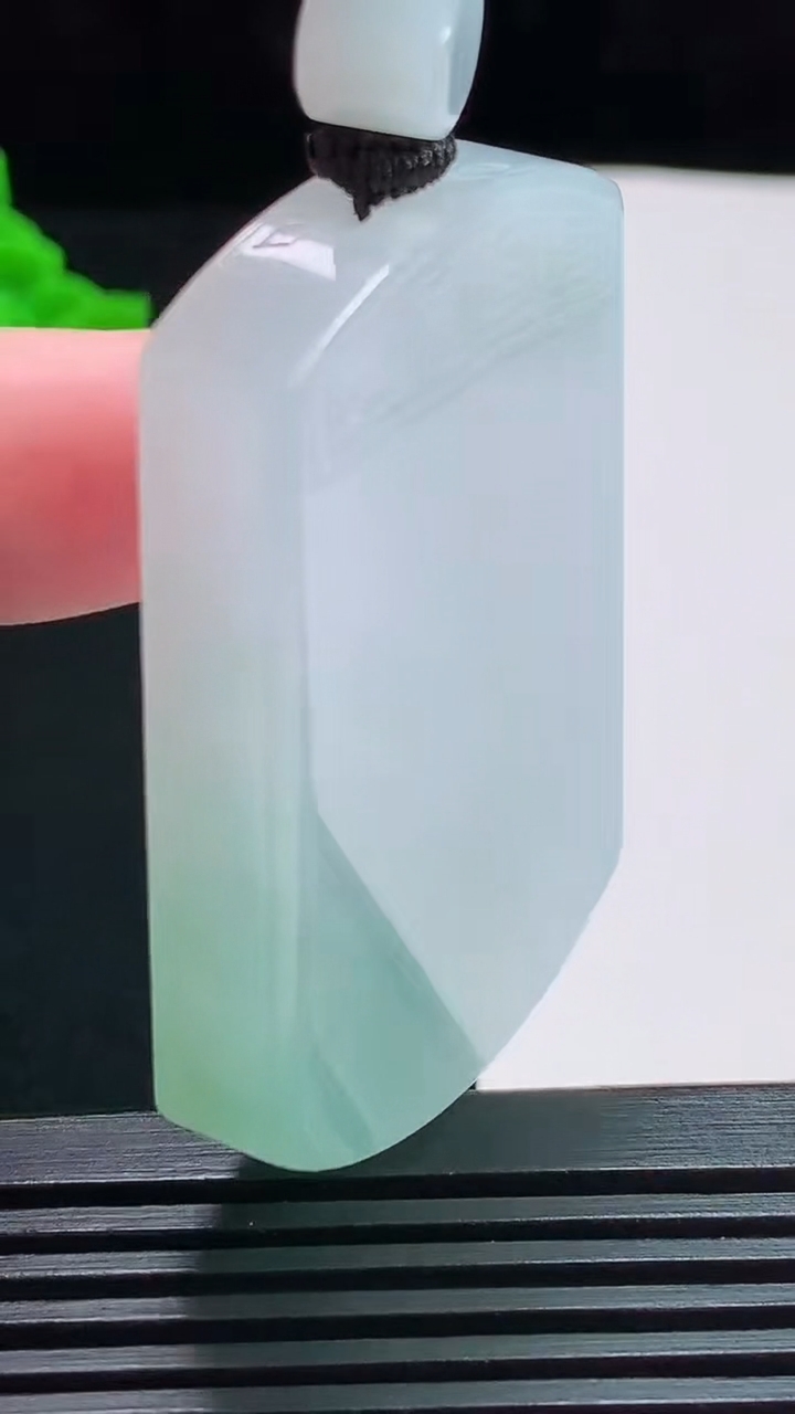 天然A货翡翠飘花仿古无事牌吊坠，尺寸49-33-8 重量:44.16g
7月30日
