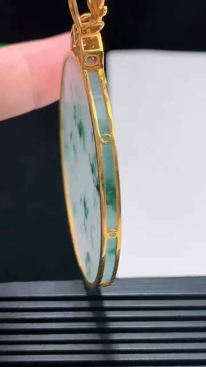 天然A货翡翠种飘花无事牌吊坠，尺寸65-45-3.5，裸石50-44 重量:21.76g
7月30日