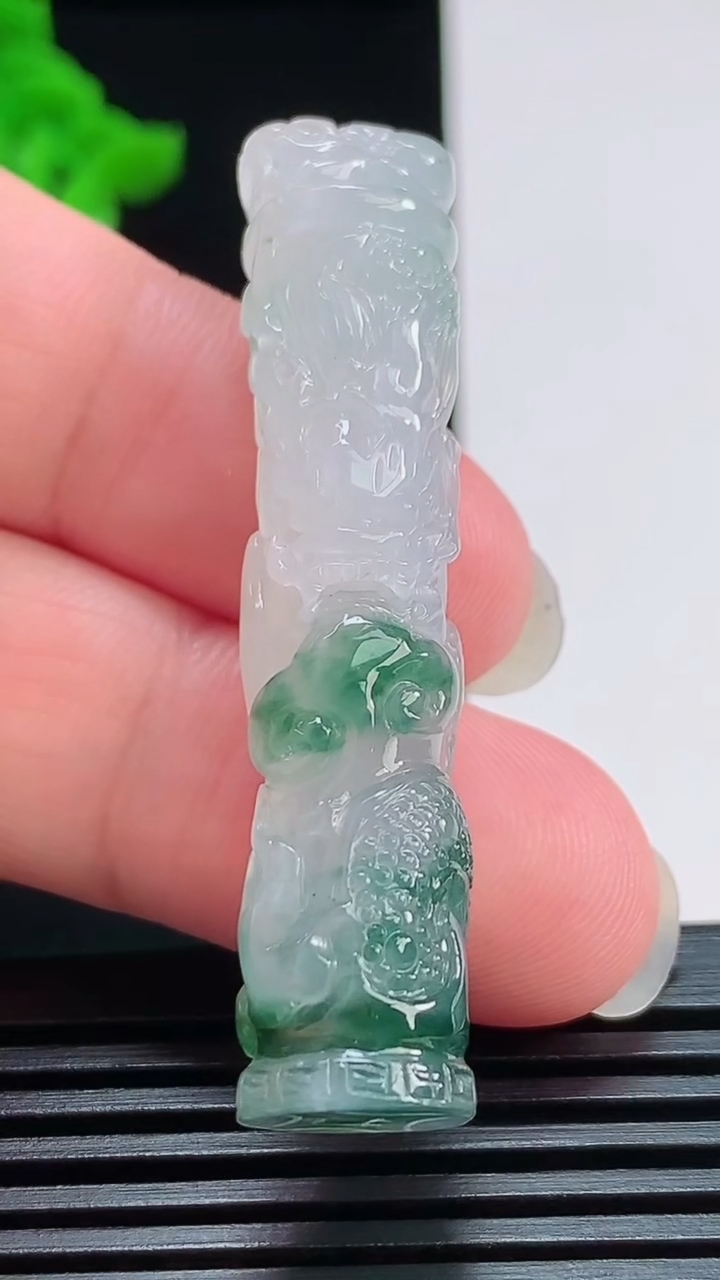 天然A货翡翠飘花龙柱吊坠，尺寸52-11.5 重量:14.07g
7月30日