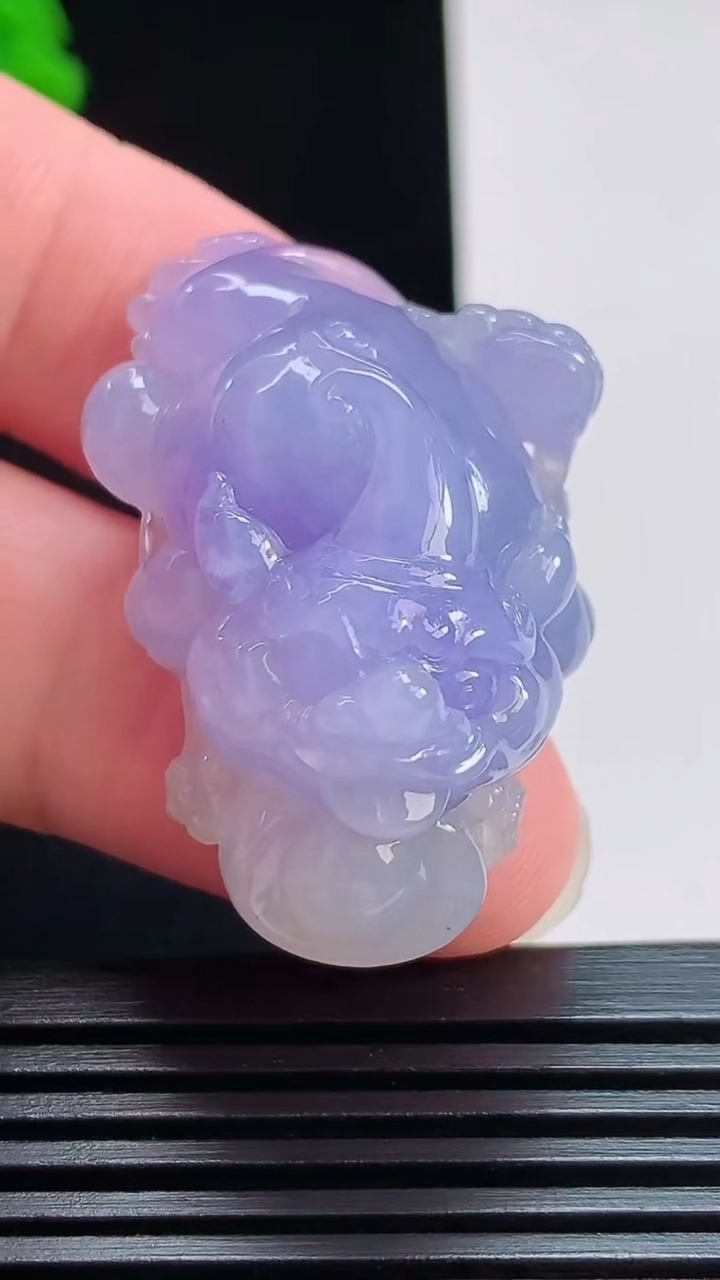 天然A货翡翠种紫罗兰金蟾吊坠，尺寸39.3-23-20.5 重量:23.15g
7月30日