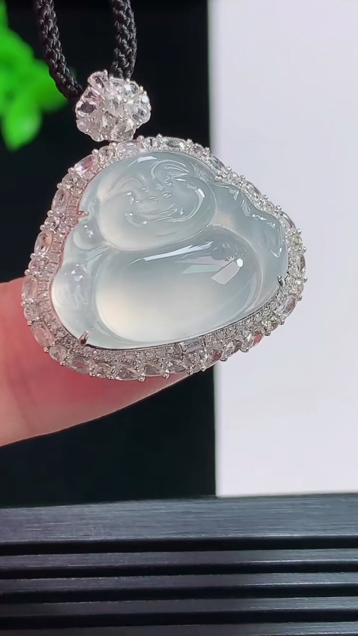 天然A货翡翠种白冰佛公吊坠，尺寸28-25.8-12，裸石16.5-20.5 重量:7.47g
7月