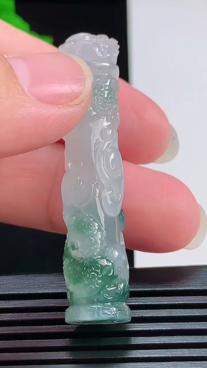 天然A货翡翠飘花龙柱吊坠，尺寸52-11.5 重量:14.07g
7月30日