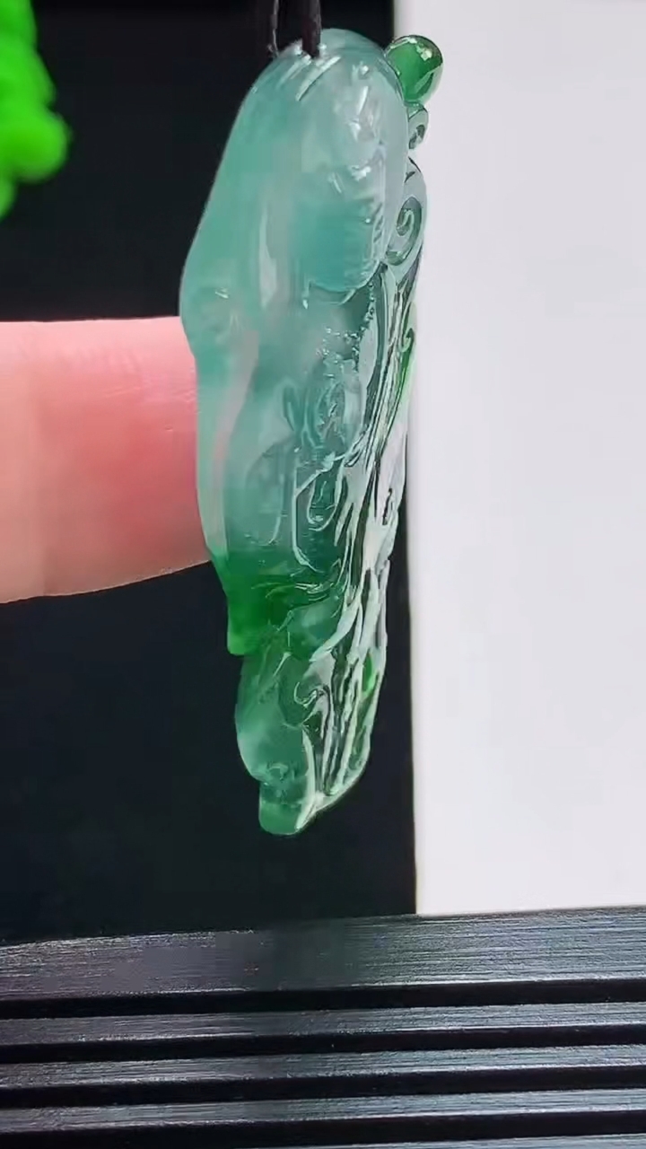 天然A货翡翠观音菩萨吊坠，尺寸51-18.3-7 重量:9.00g
7月30日