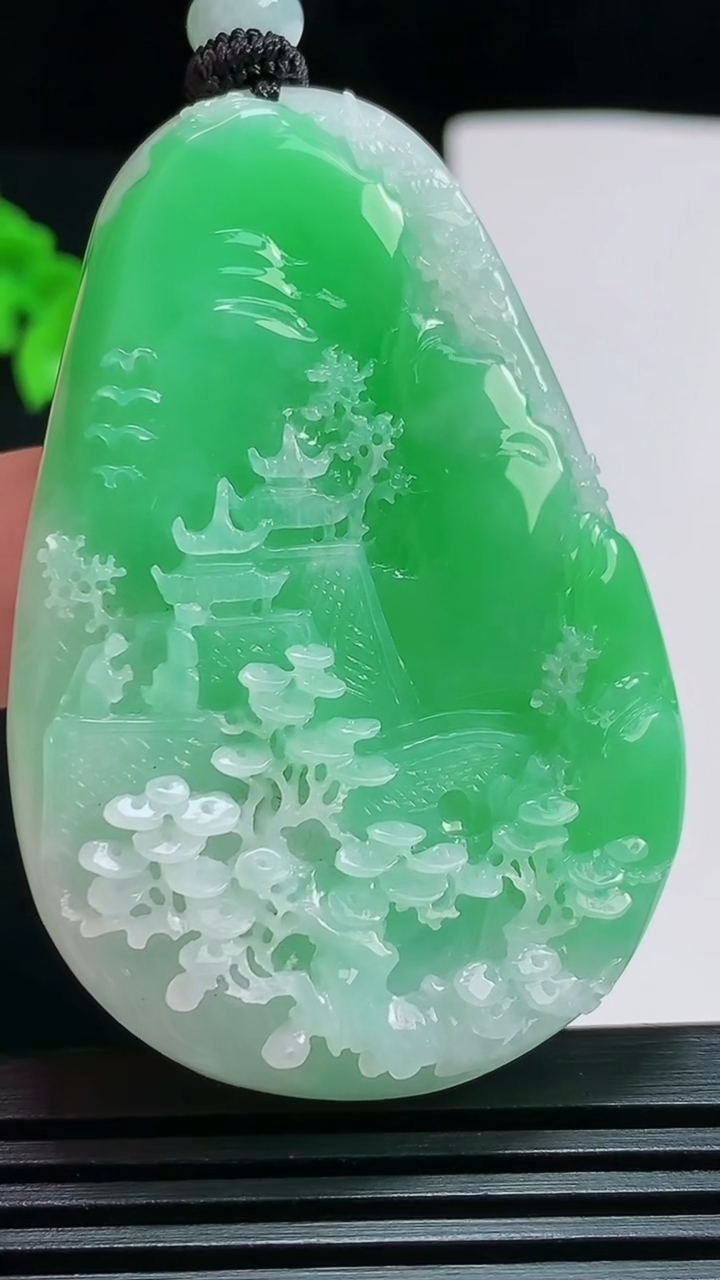 天然A货翡翠山水牌吊坠，尺寸56-38-8.6 重量:36.07g
7月30日