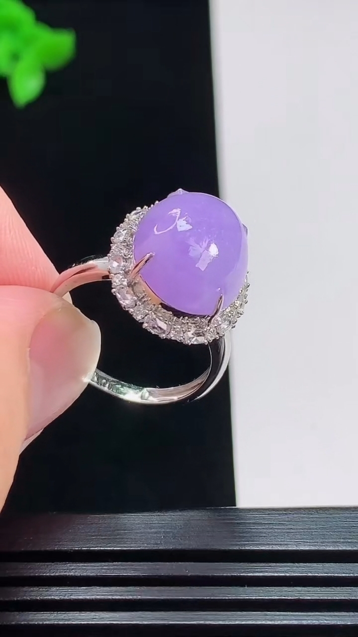 天然A货翡翠种紫罗兰蛋面戒指，尺寸16.5-14.6-11-10 重量:4.25g2026年7月30日
工厂直销收藏佳品,种好水足，色泽均匀，有种有色，上手高大气！