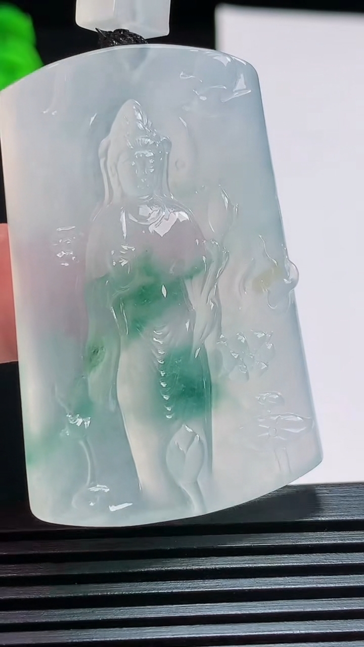 天然A货翡翠种飘花观音菩萨吊坠，尺寸50-32.8-5.2 重量:22.99g
7月30日