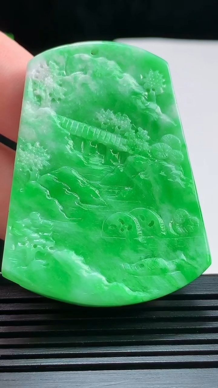 天然A货翡翠山水牌吊坠，尺寸55-41-6.2 重量:31.28g
7月30日