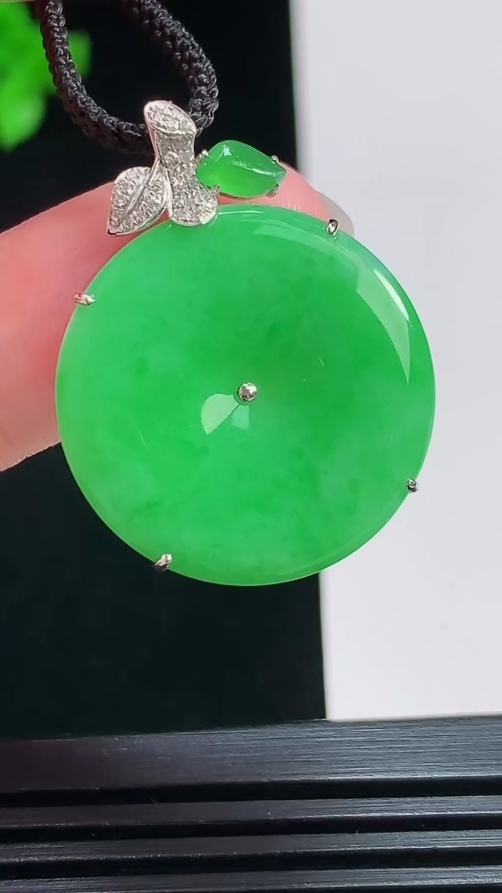 天然A货翡翠平安扣吊坠，尺寸30-23-4，裸石23 重量:4.27g
7月30日