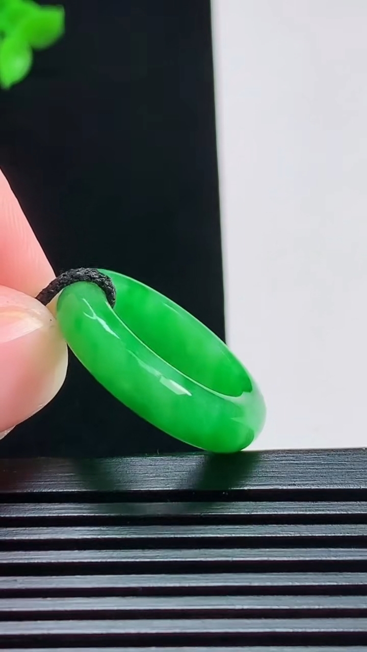 天然A货翡翠玉指环 戒指，尺寸16.6-5.5-4 重量:4.36g2026年7月30日
工厂直销收藏佳品,种好水足，色泽均匀，有种有色，上手高大气！