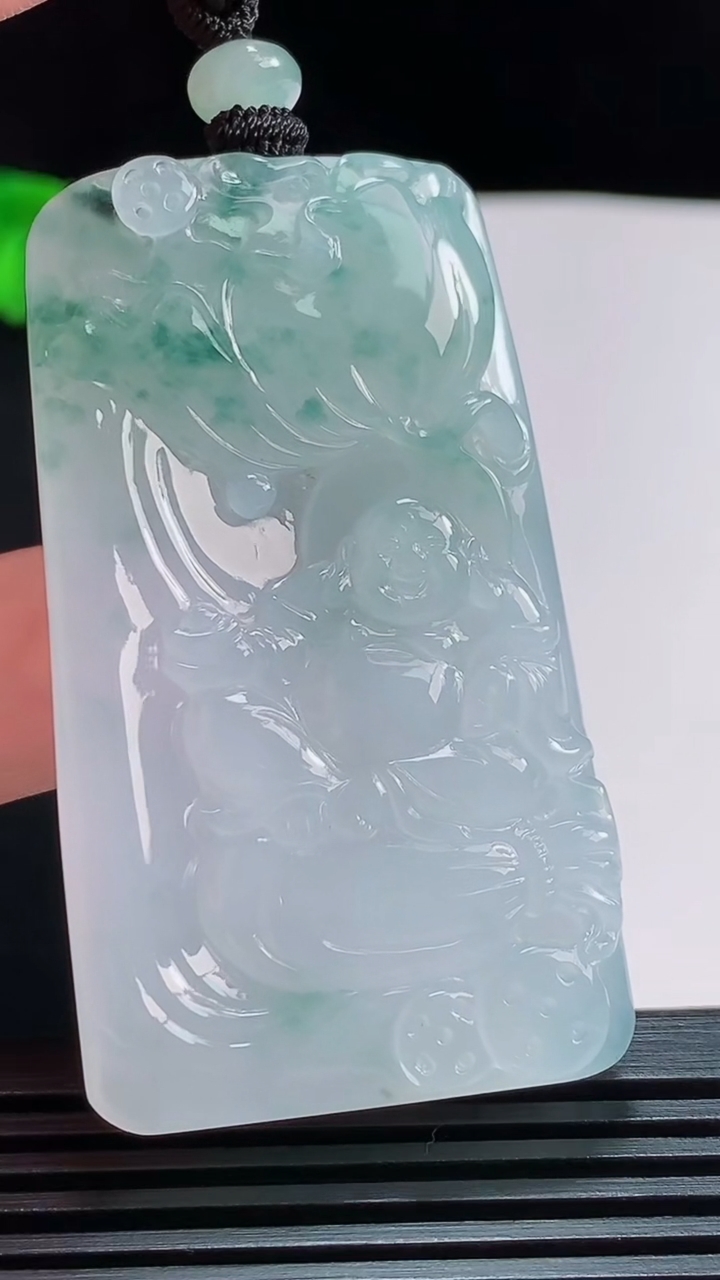 天然A货翡翠飘花逍遥佛吊坠，尺寸56-32-8 重量:38.66g
7月30日