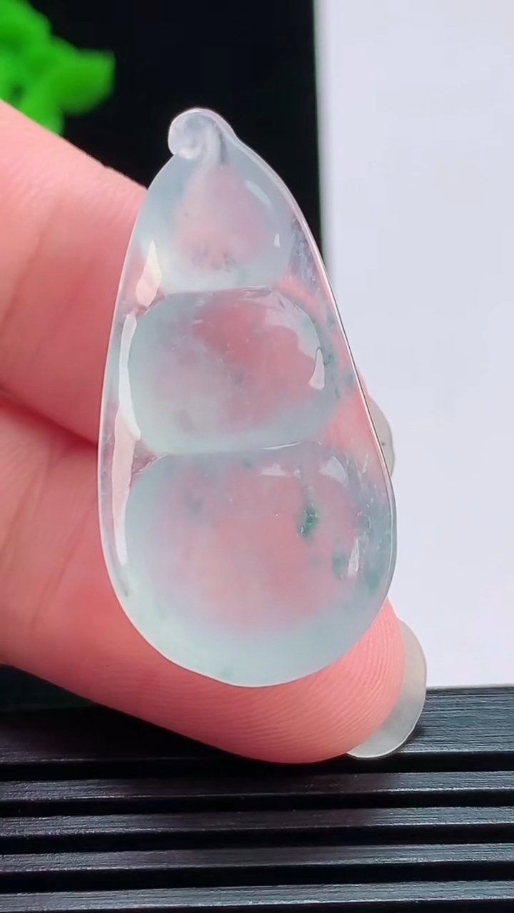 天然A货翡翠种飘花福豆吊坠，尺寸37.5-18.5-5.2 重量:5.63g
7月30日