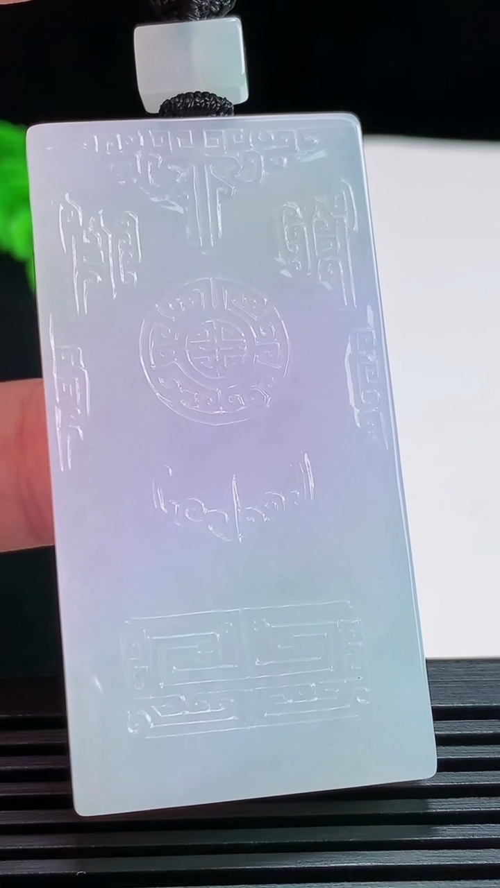 天然A货翡翠种紫罗兰仿古无事牌吊坠，尺寸56.6-29-5.6 重量:35.89g
7月30日