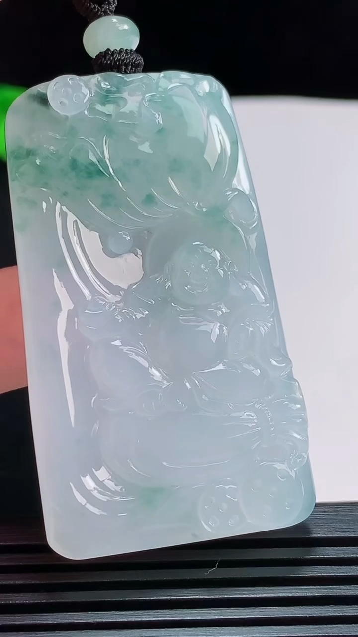 天然A货翡翠飘花逍遥佛吊坠，尺寸56-32-8 重量:38.66g
7月30日