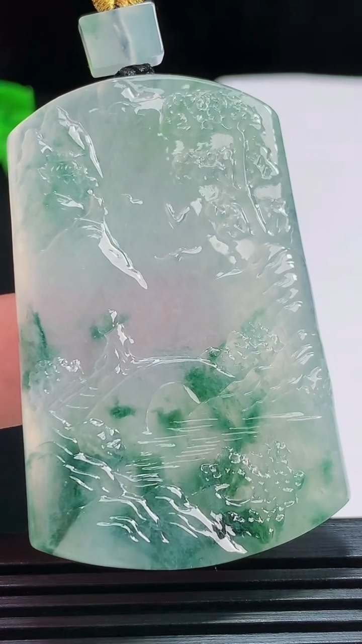 天然A货翡翠种飘花山水牌吊坠，尺寸54-36-5.5 重量:29.93g
7月30日