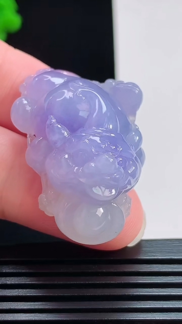 天然A货翡翠种紫罗兰金蟾吊坠，尺寸39.3-23-20.5 重量:23.15g
7月30日