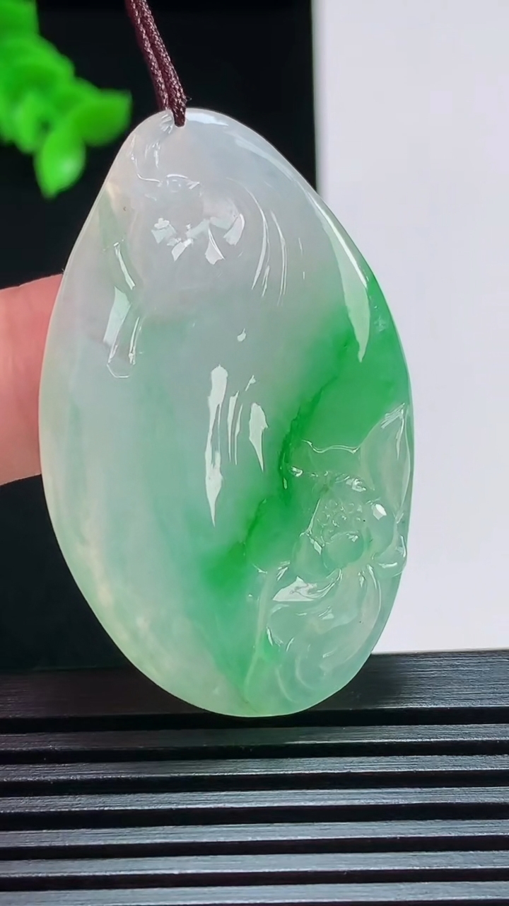 天然A货翡翠一路发 鹿牌吊坠，尺寸45.5-28-6 重量:15.19g
7月30日
