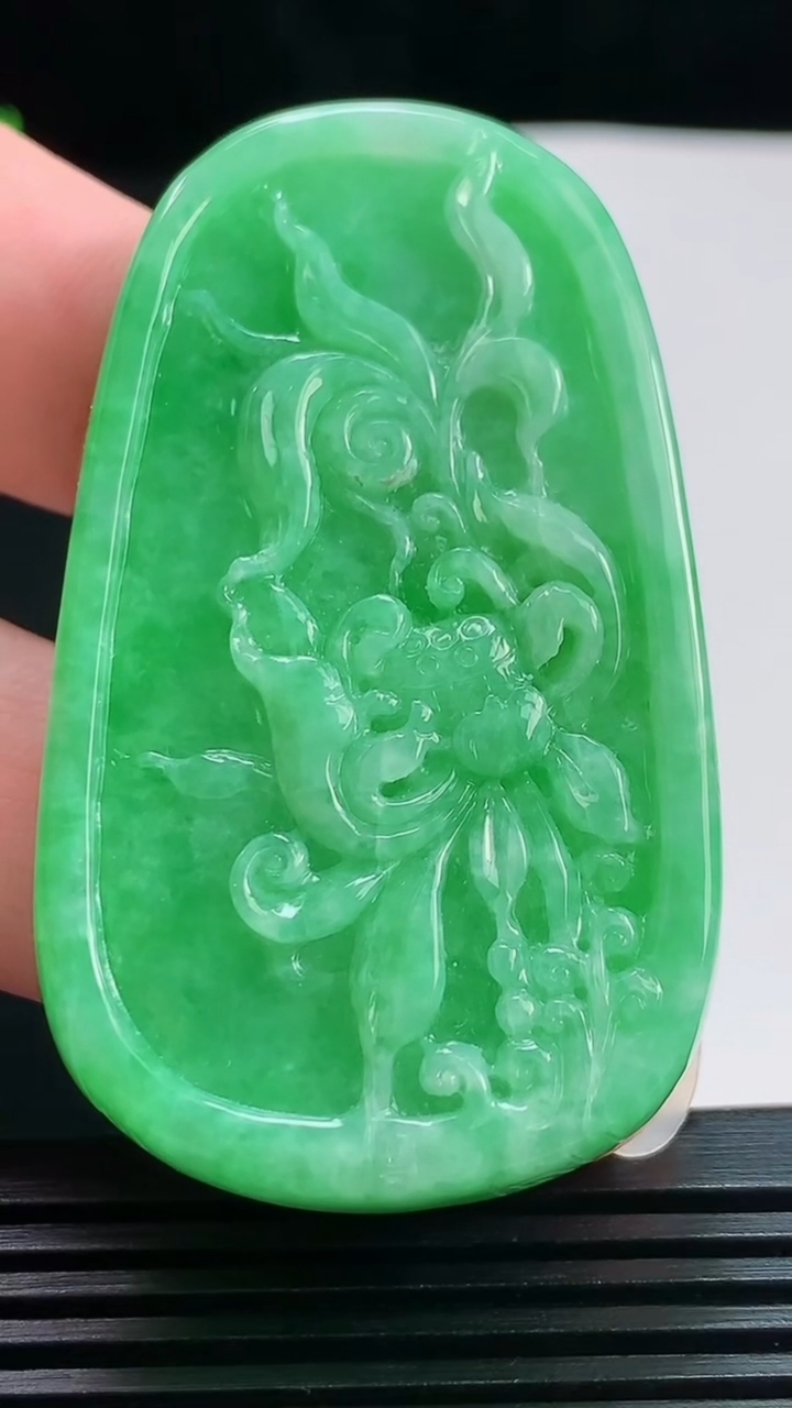 天然A货翡翠呱呱来财 荷花吊坠，尺寸57-33.5-8.5 重量:35.17g
7月30日