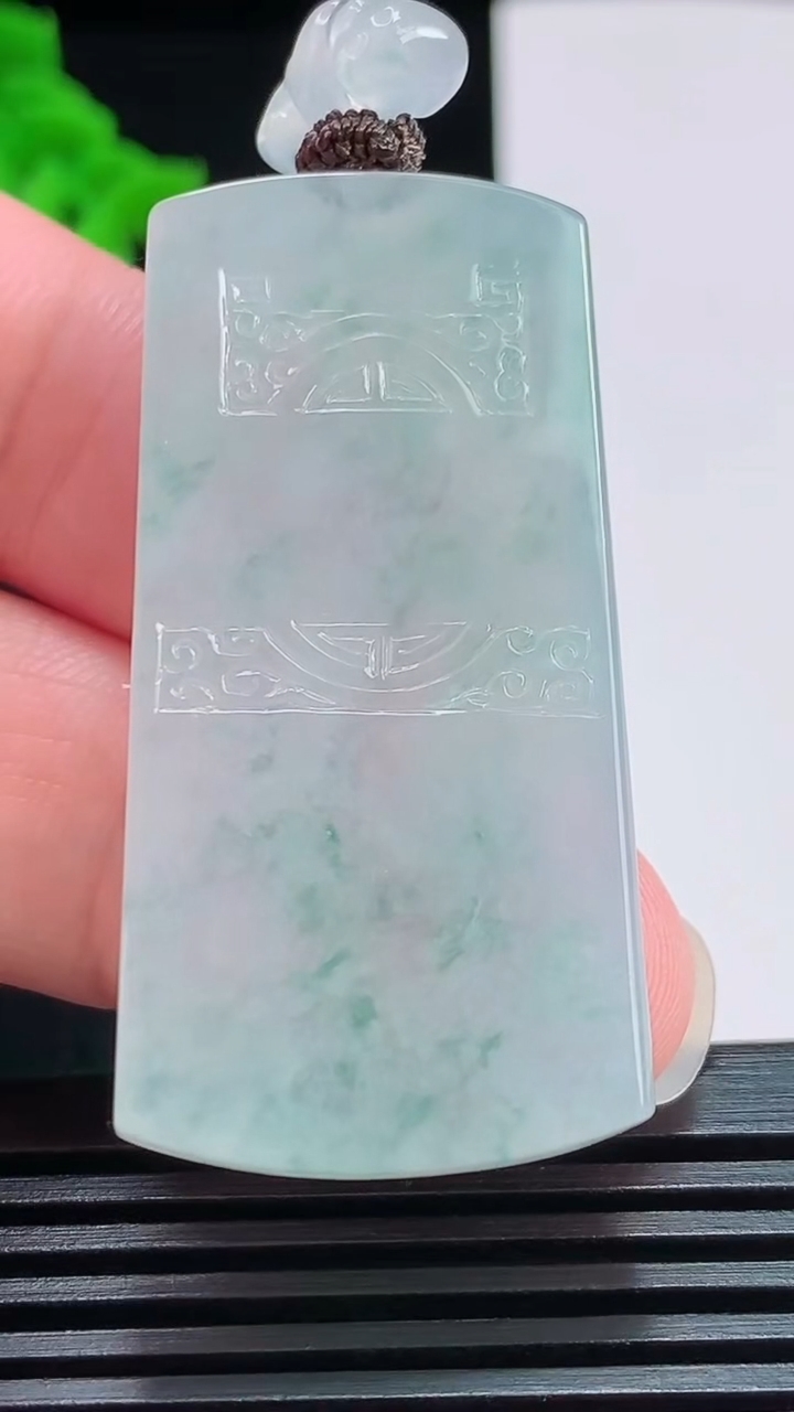天然A货翡翠种飘花仿古无事牌吊坠，尺寸46-23-5.8 重量:20.27g
7月30日