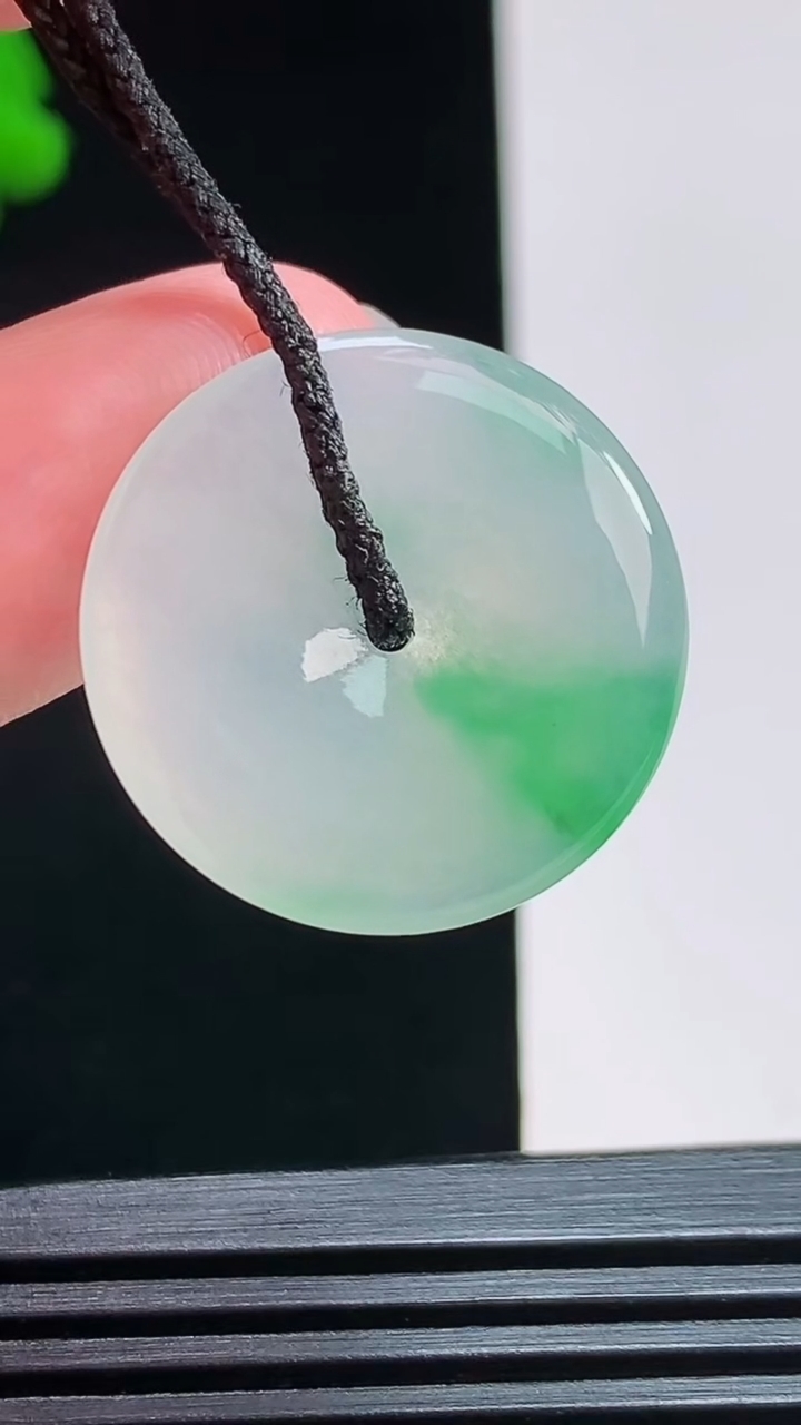 天然A货翡翠平安扣吊坠，尺寸23.6-3.2 重量:4.20g
7月30日