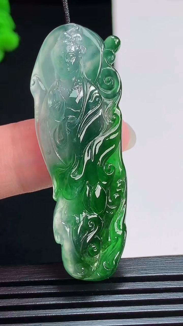 天然A货翡翠观音菩萨吊坠，尺寸51-18.3-7 重量:9.00g
7月30日