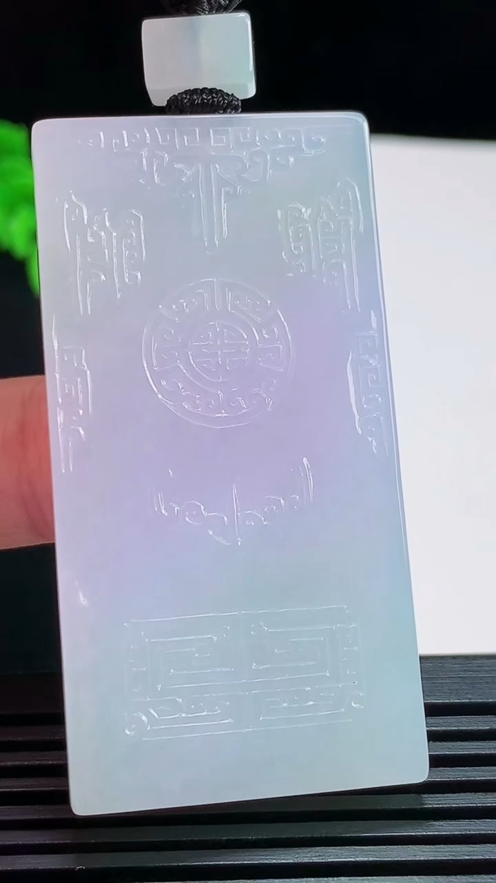 天然A货翡翠种紫罗兰仿古无事牌吊坠，尺寸56.6-29-5.6 重量:35.89g
7月30日