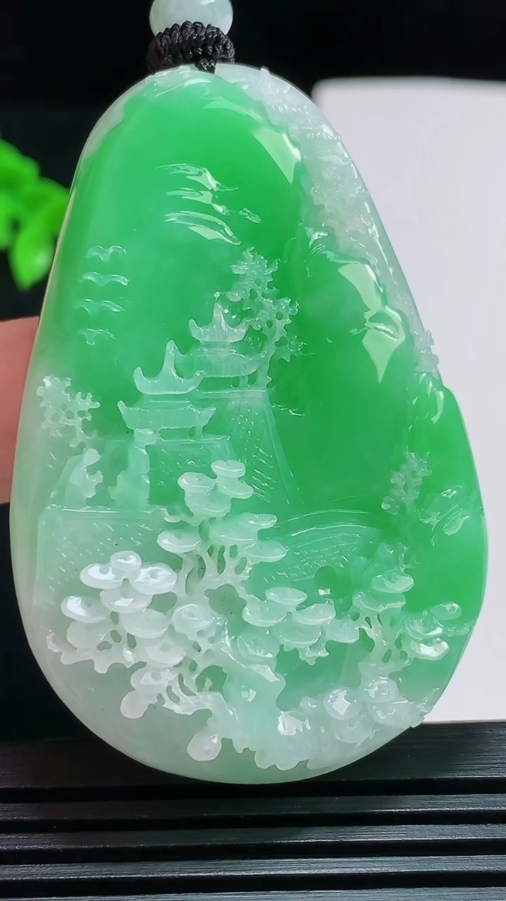 天然A货翡翠山水牌吊坠，尺寸56-38-8.6 重量:36.07g
7月30日