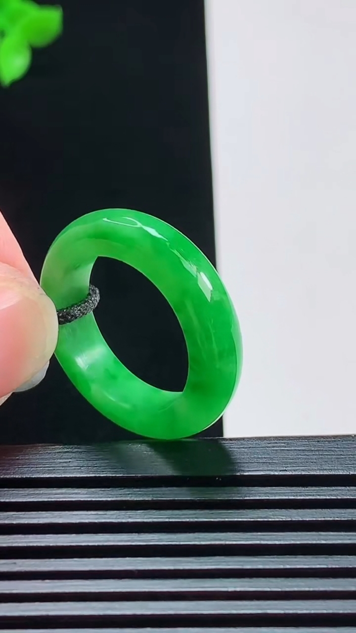 天然A货翡翠玉指环 戒指，尺寸16.6-5.5-4 重量:4.36g2026年7月30日
工厂直销收藏佳品,种好水足，色泽均匀，有种有色，上手高大气！