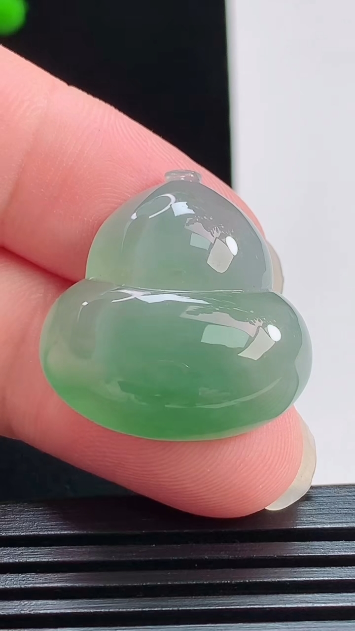 天然A货翡翠葫芦镶嵌件，尺寸25-24.5-9 重量:8.71g
7月30日