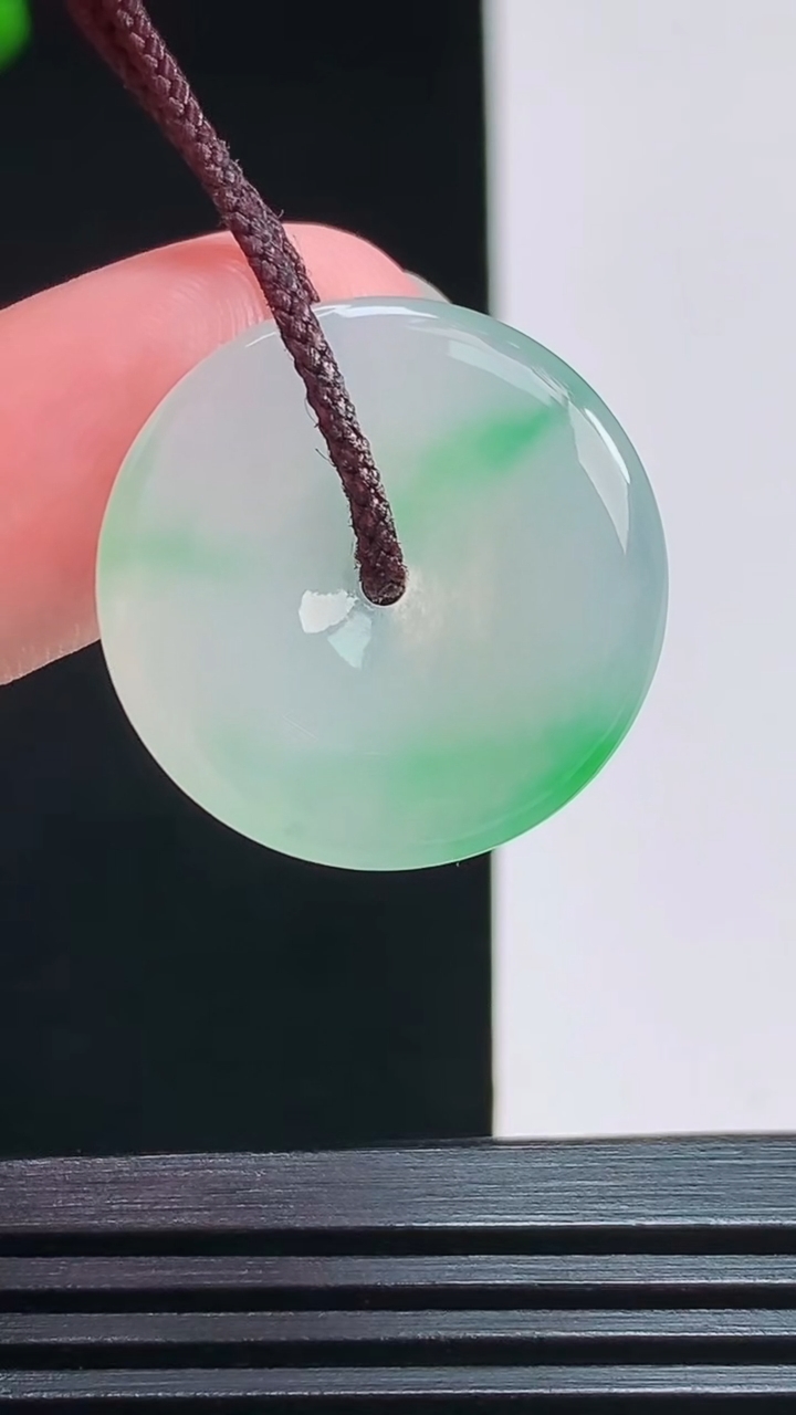 天然A货翡翠平安扣吊坠，尺寸23-3.5 重量:4.30g
7月30日