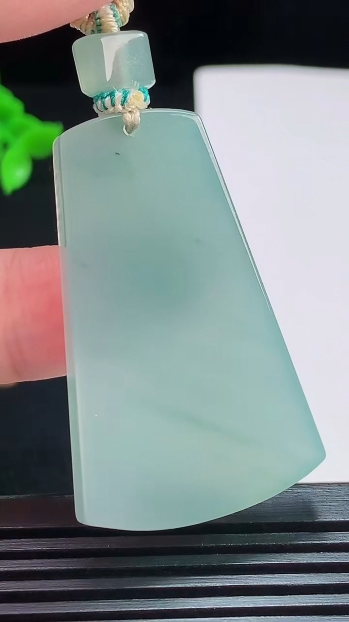 天然A货翡翠冰种飘花仿古无事牌吊坠，尺寸45-27.5-5.6 重量:20.75g
7月30日