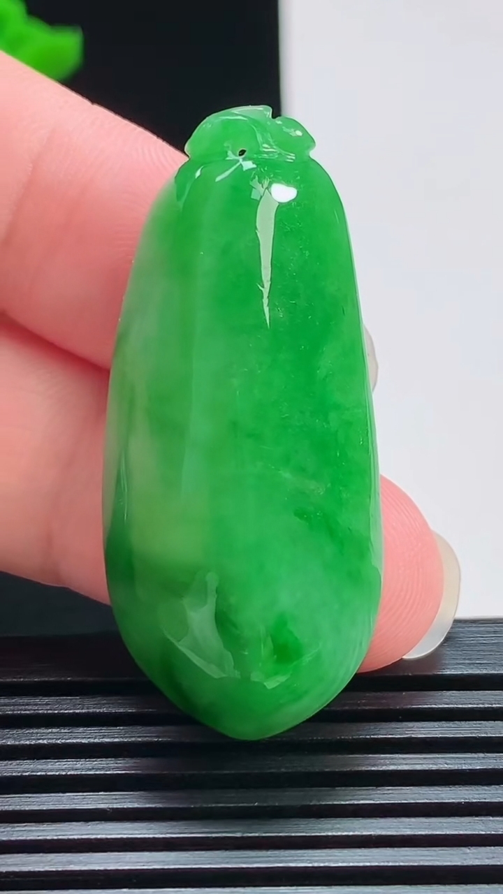 天然A货翡翠福瓜吊坠，尺寸43-19-10 重量:13.85g
7月30日