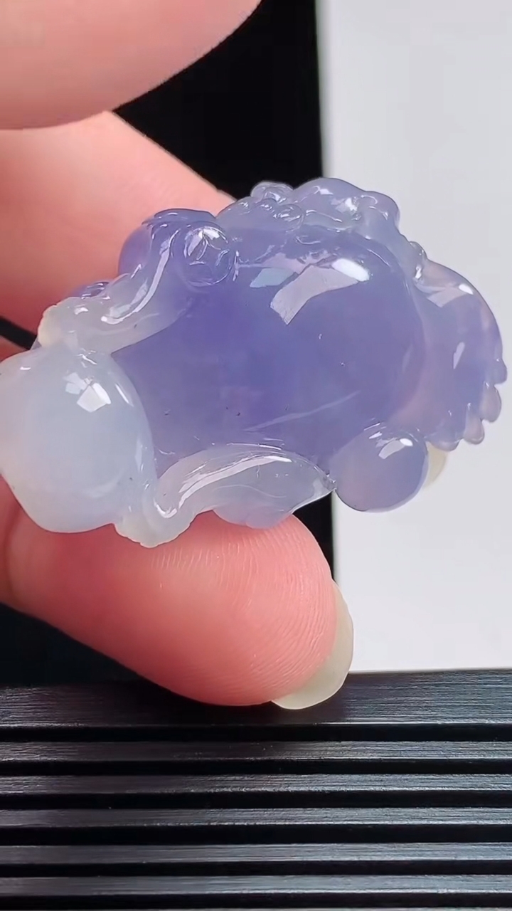 天然A货翡翠种紫罗兰金蟾吊坠，尺寸39.3-23-20.5 重量:23.15g
7月30日
