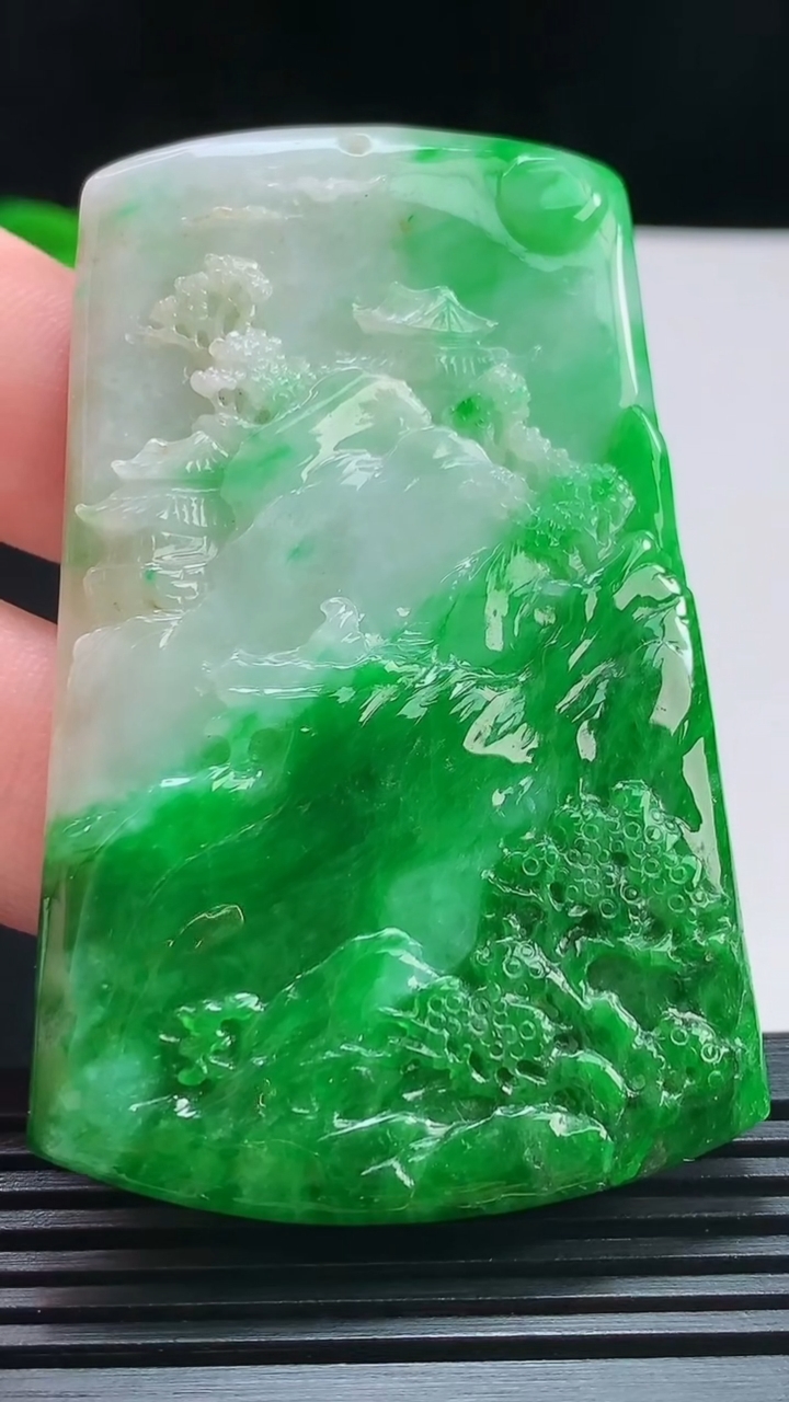 天然A货翡翠山水牌吊坠，尺寸68-42.5-6 重量:39.67g
7月30日