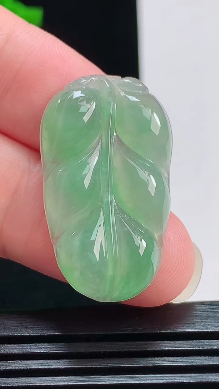 天然A货翡翠金枝玉叶 叶子吊坠，尺寸32.8-19-4.5 重量:5.30g
7月30日