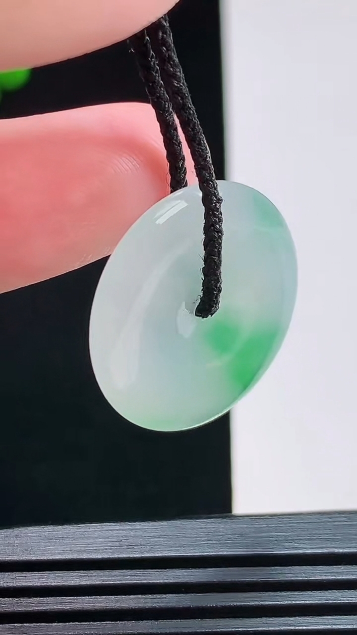 天然A货翡翠平安扣吊坠，尺寸23.6-3.2 重量:4.20g
7月30日