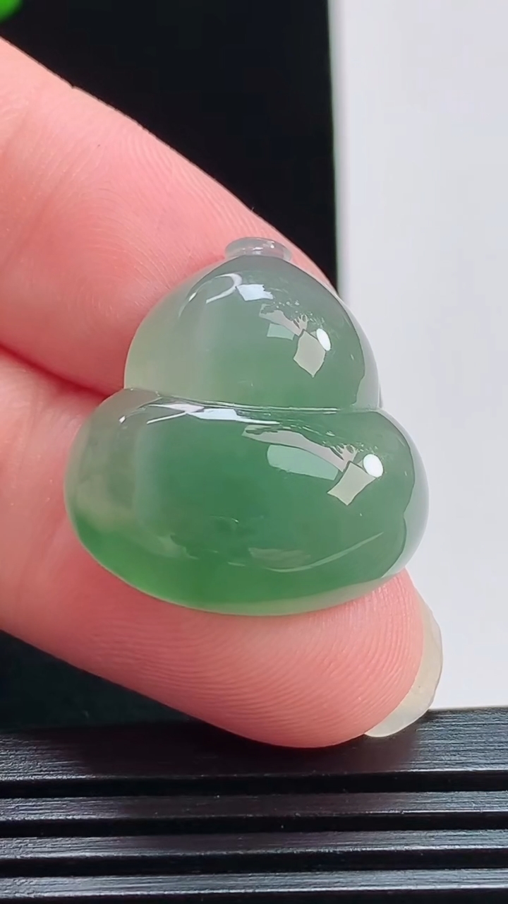 天然A货翡翠葫芦镶嵌件，尺寸23-22-7.3 重量:6.65g
7月30日